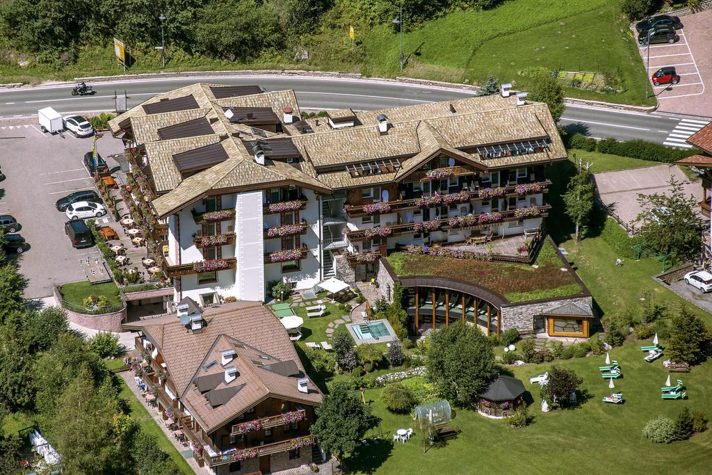 Hotel Gran Paradis Campitello di Fassa Exterior foto